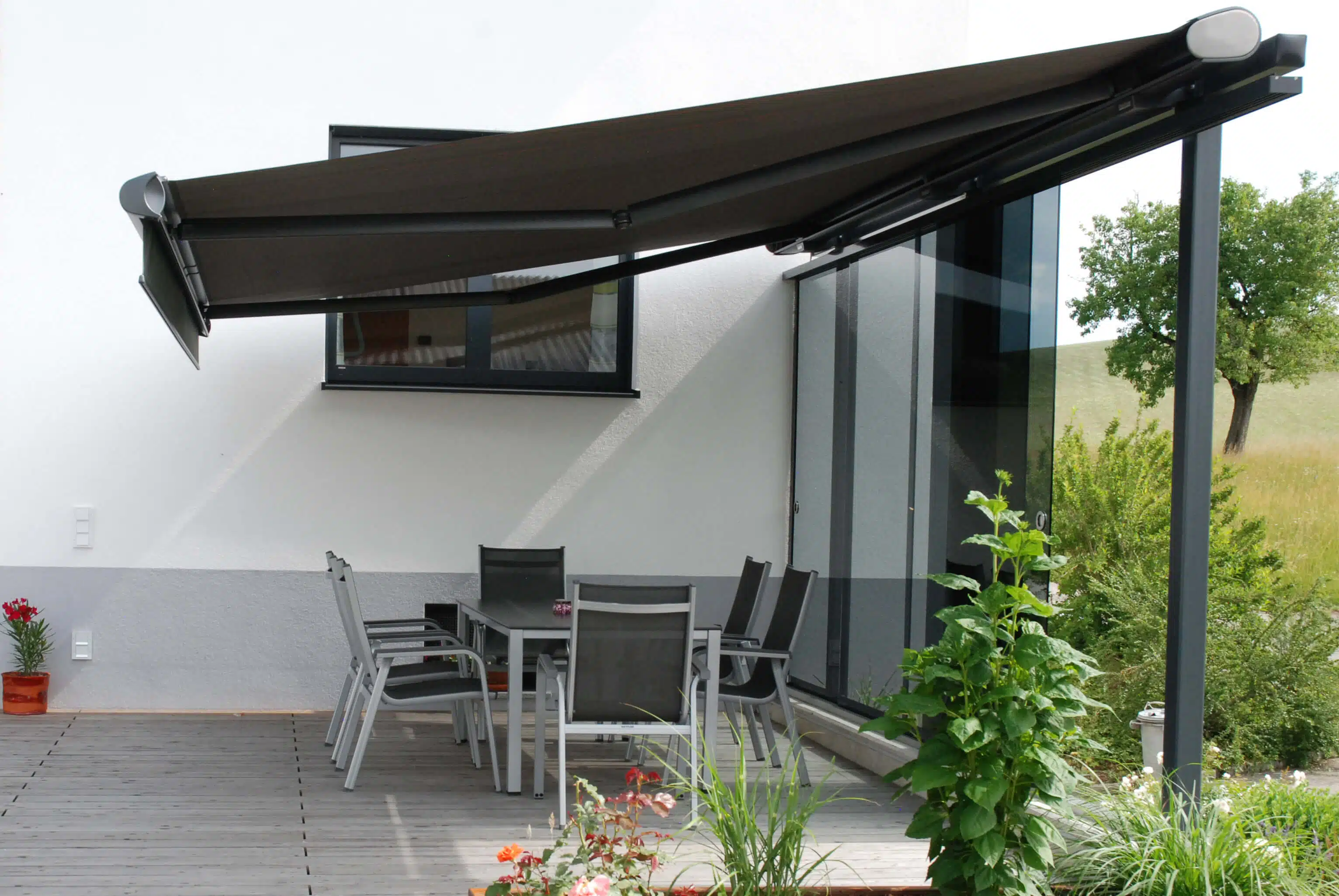 https://www.fenster-schmidinger.at/cms/wp-content/uploads/sonnenschutz-und-windschutz-fuer-terrasse.jpg.webp