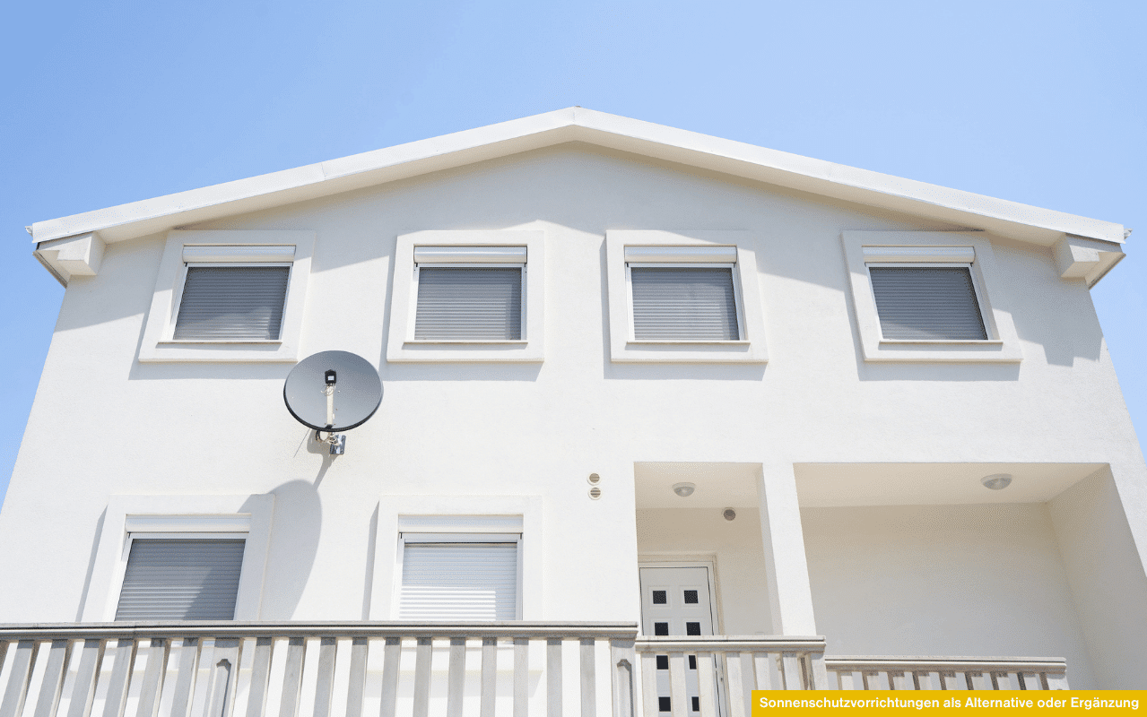 Das Bild zeigt ein modernes Einfamilienhaus mit geschlossenen Rollläden an allen Fenstern. Die grauen Sonnenschutzvorrichtungen dienen als effektiver Hitzeschutz und können sowohl außen als auch innen montiert werden.