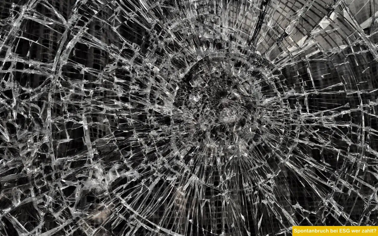 Spontanbruch bei ESG wer zahlt zeigt gesprungenes Sicherheitsglas mit kreisförmigem Bruchmuster und vielen kleinen Splittern