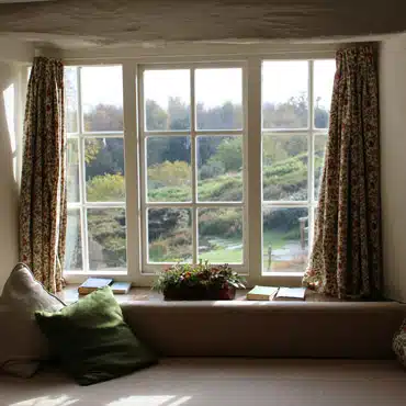 Fenster mit Sprossen in Weiß als Maßanfertigung stilvolles Sprossenfenster beliebt für Landhausstil und klassische Architektur