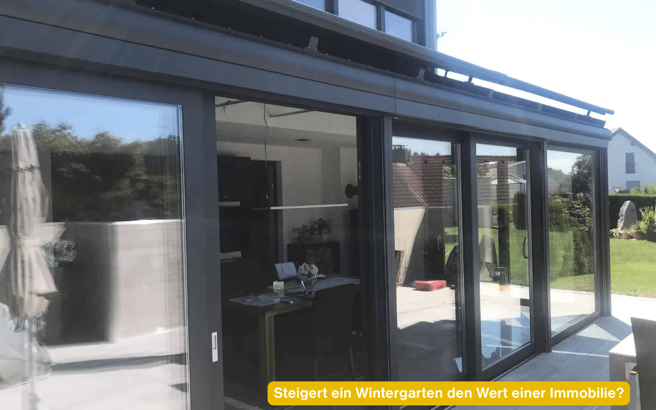 Steigert ein Wintergarten den Wert einer Immobilie? Wohnwintergarten aus Aluminium in Grau in Walding