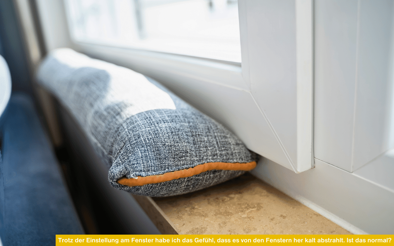 Visualisierung von Kälteempfinden am Fenster. Das Bild zeigt einen Zugluftstopper als Behelfslösung und thematisiert das Problem der Strahlungskälte, die trotz korrekt eingestellter Fensterflügel bei unzureichender Wärmedämmung des Glases auftreten kann.