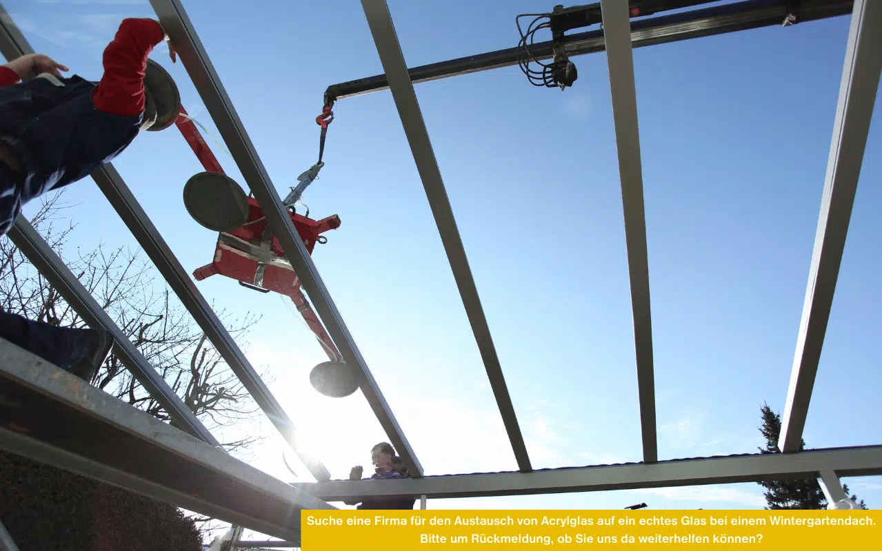 Suche eine Firma für den Austausch von Acrylglas auf ein echtes Glas bei einem Wintergartendach zeigt Monteure bei Arbeiten an Dachkonstruktion.