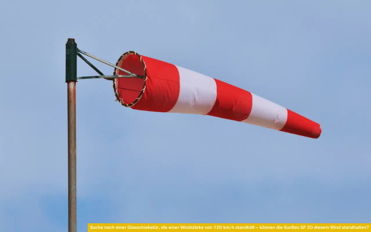 Suche nach einer Glasschiebetür, die einer Windstärke von 120 km/h standhält, können die Sunflex SF 20 diesem Wind standhalten? Windsack im Sturm.