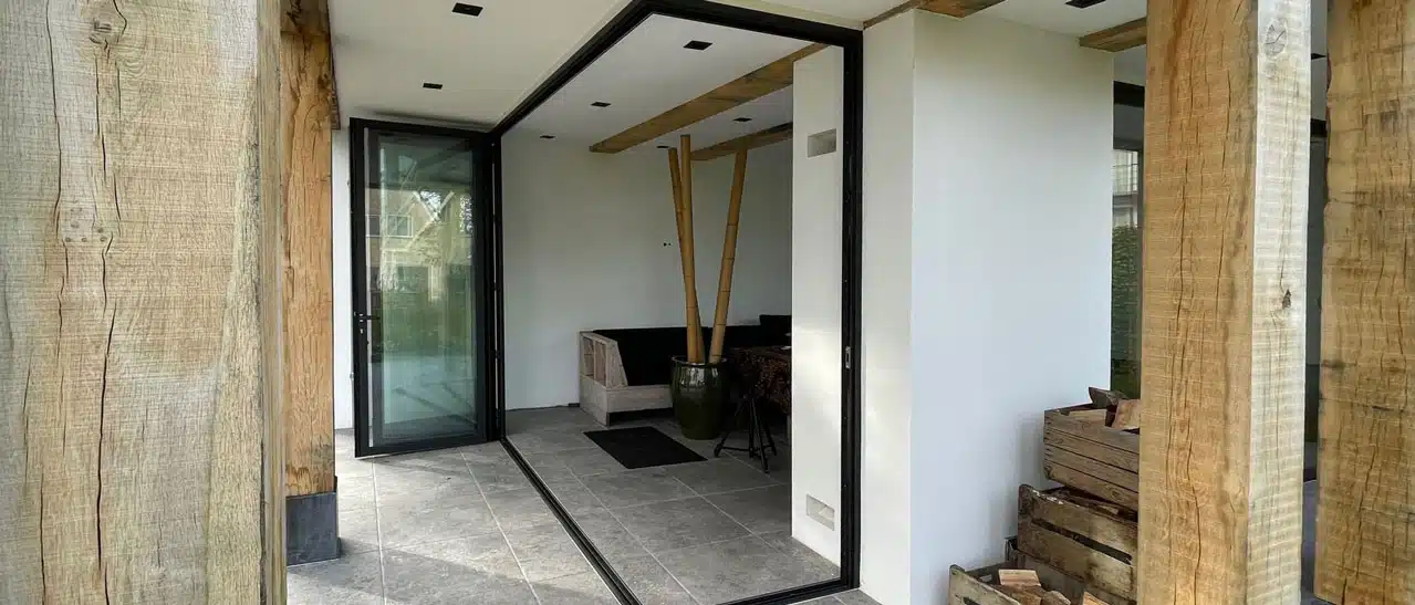Sunflex Falt-Schiebe-Systeme in Schwarz mit Aluminium und Isolierverglasung. Maßgeschneidert für schönes Wohnen und moderne Ästhetik.