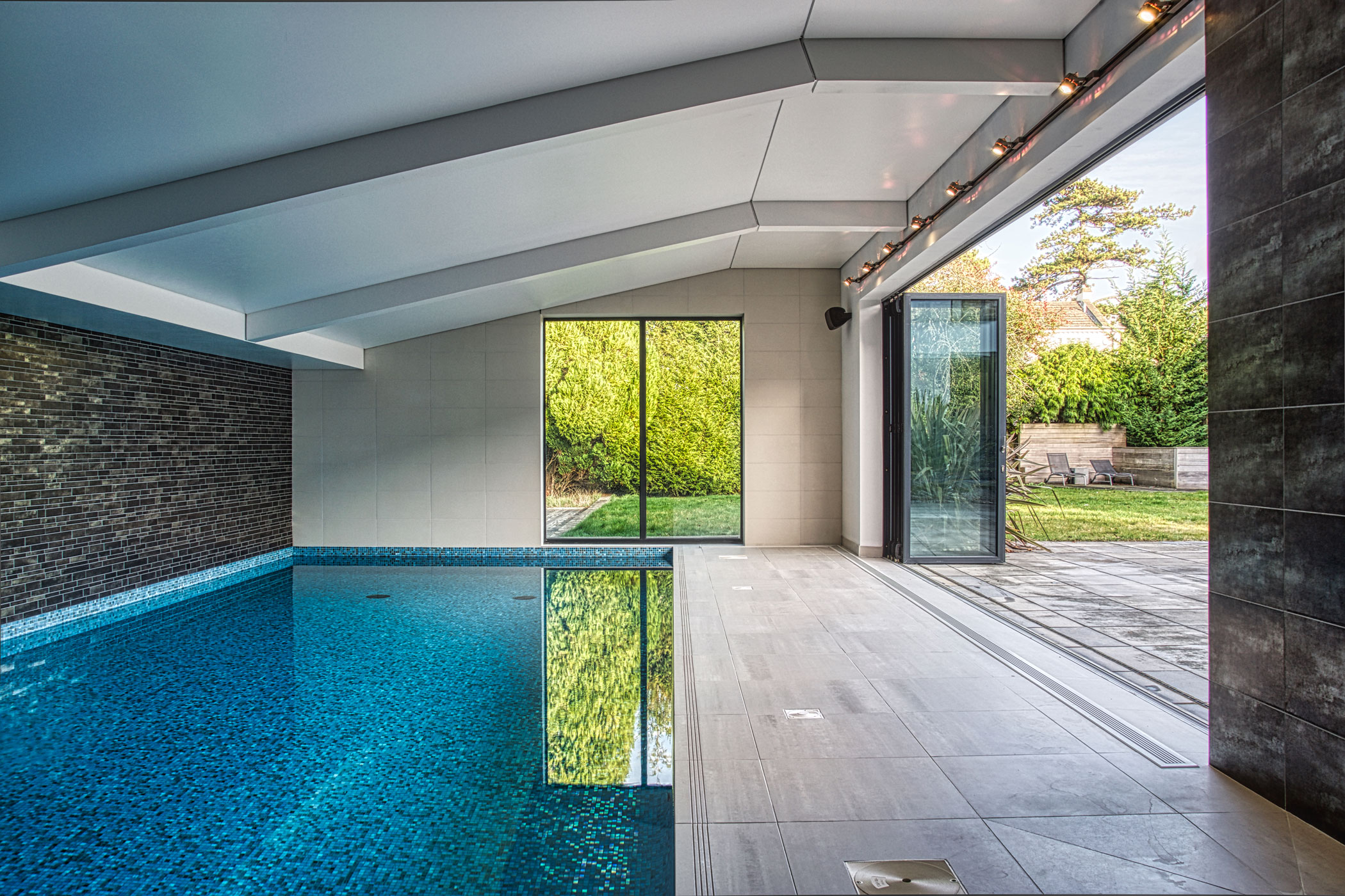 Sunflex Glas-Falttüren für außen für ein Poolhaus