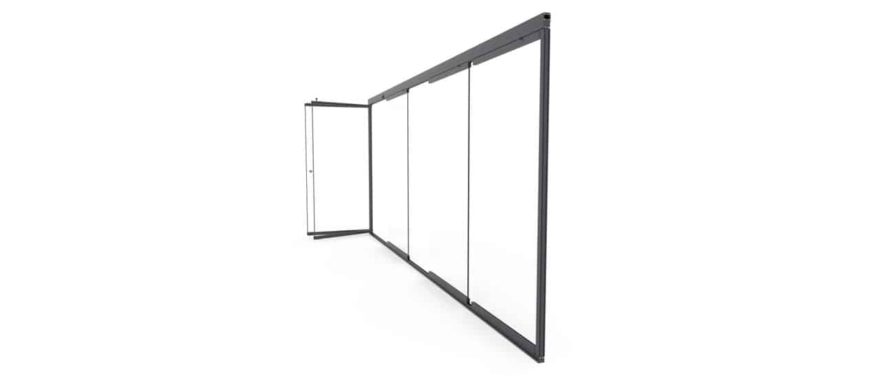 Das Bild zeigt ein modernes Sunflex Schiebe-Dreh-System mit vier klaren Glaselementen in einem schlanken Aluminiumrahmen. Eine Türe ist geöffnet und zeigt, wie sich die Glaselemente platzsparend zur Seite schieben lassen.