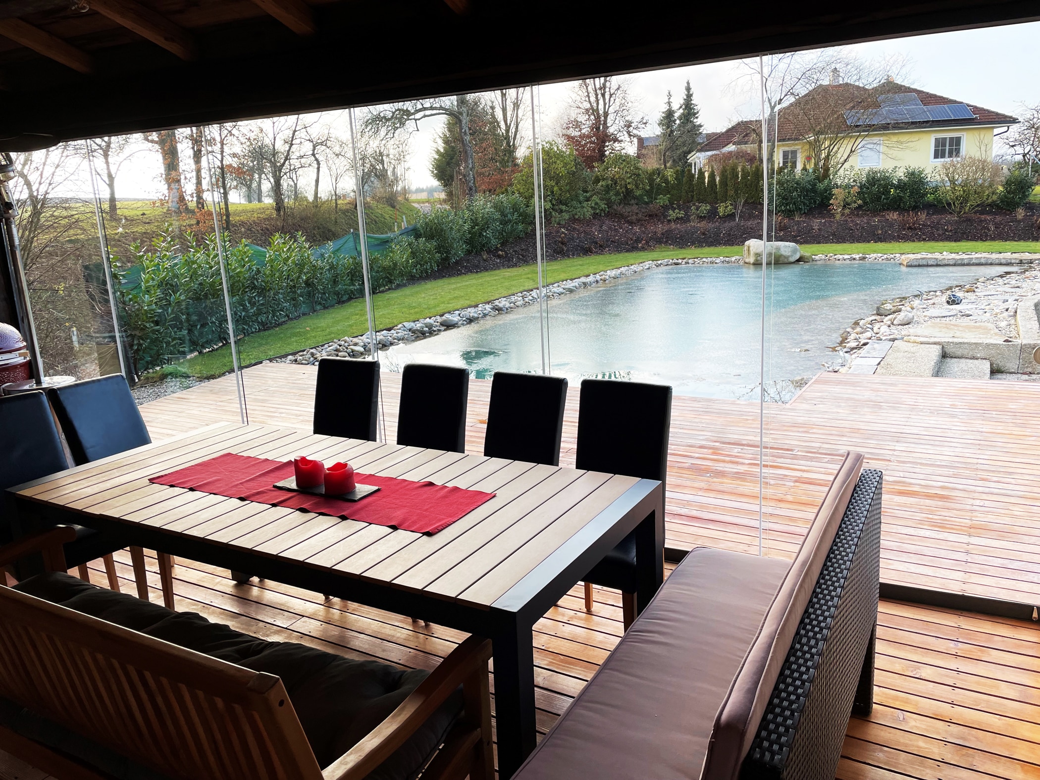Sunflex Schiebewand SF 20 als Wetterschutz für uriges Gartenhaus