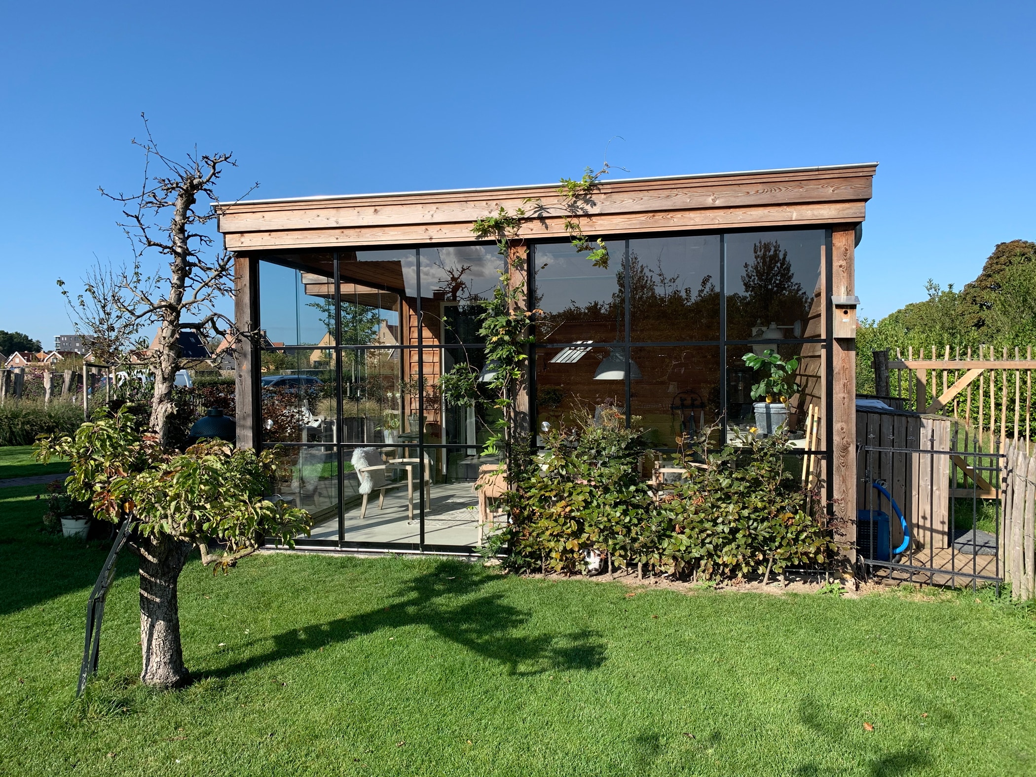 Sunflex SF 20 gerahmt mit schwarzen Rahmen und Sprossen für rustikales Gartenhaus
