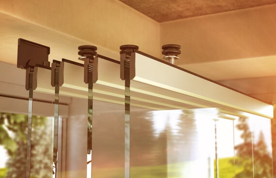 Sunflex SF 30 Detail Terrassenverglasung – Beschlags- und Laufschienentechnik einer rahmenlosen Glasschiebewand