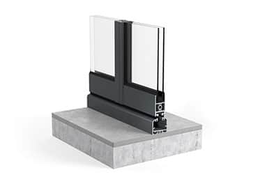 Das Bild zeigt einen technischen Querschnitt des Sunflex SF 35 Systems. Zu sehen sind zwei Isolierglasscheiben in einem dunklen Aluminiumprofil, montiert auf einem Betonsockel. Die Darstellung zeigt Aufbau und Bodenschiene des Systems.