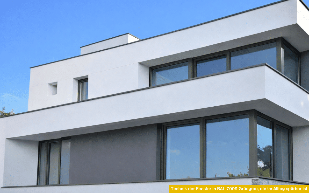Technik der Fenster in RAL 7009 Grüngrau, die im Alltag spürbar ist bei moderner Architektur mit großen Glasflächen