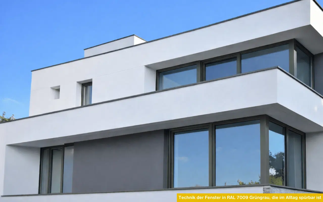Technik der Fenster in RAL 7009 Grüngrau, die im Alltag spürbar ist bei moderner Architektur mit großen Glasflächen