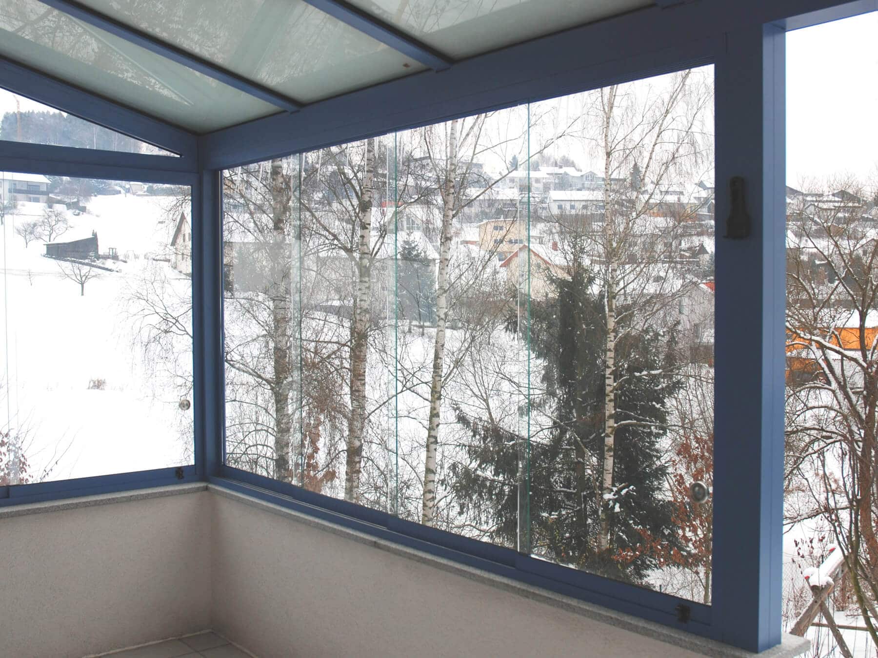 Teilverglaste Überdachung mit taubenblauen Wintergartenprofilen