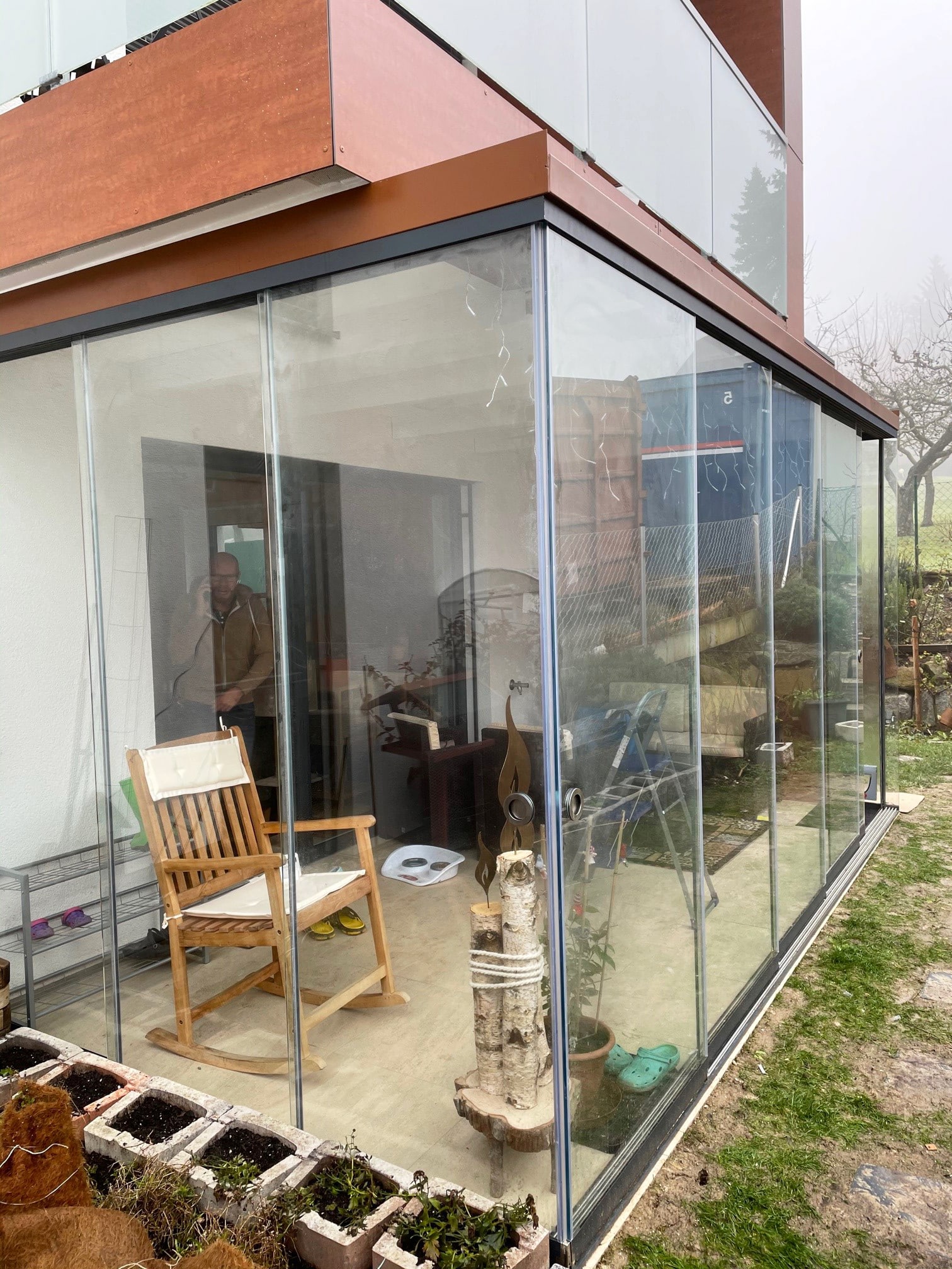 Terrasse mit Schiebeelementen vor schlechtem Wetter schützen