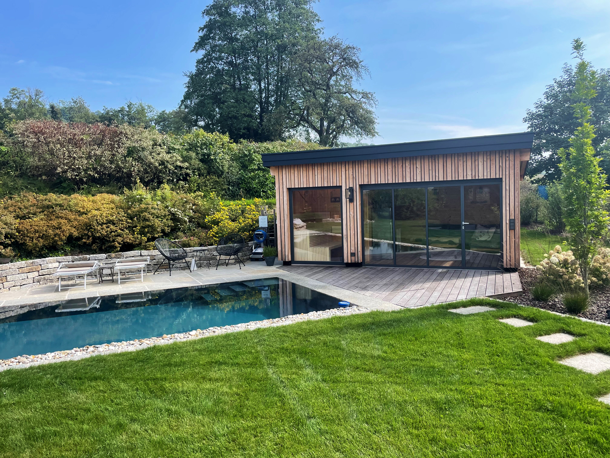 Terrassen-Falttüre und Holz-Alu-Fenster für Poolhaus mit Sauna