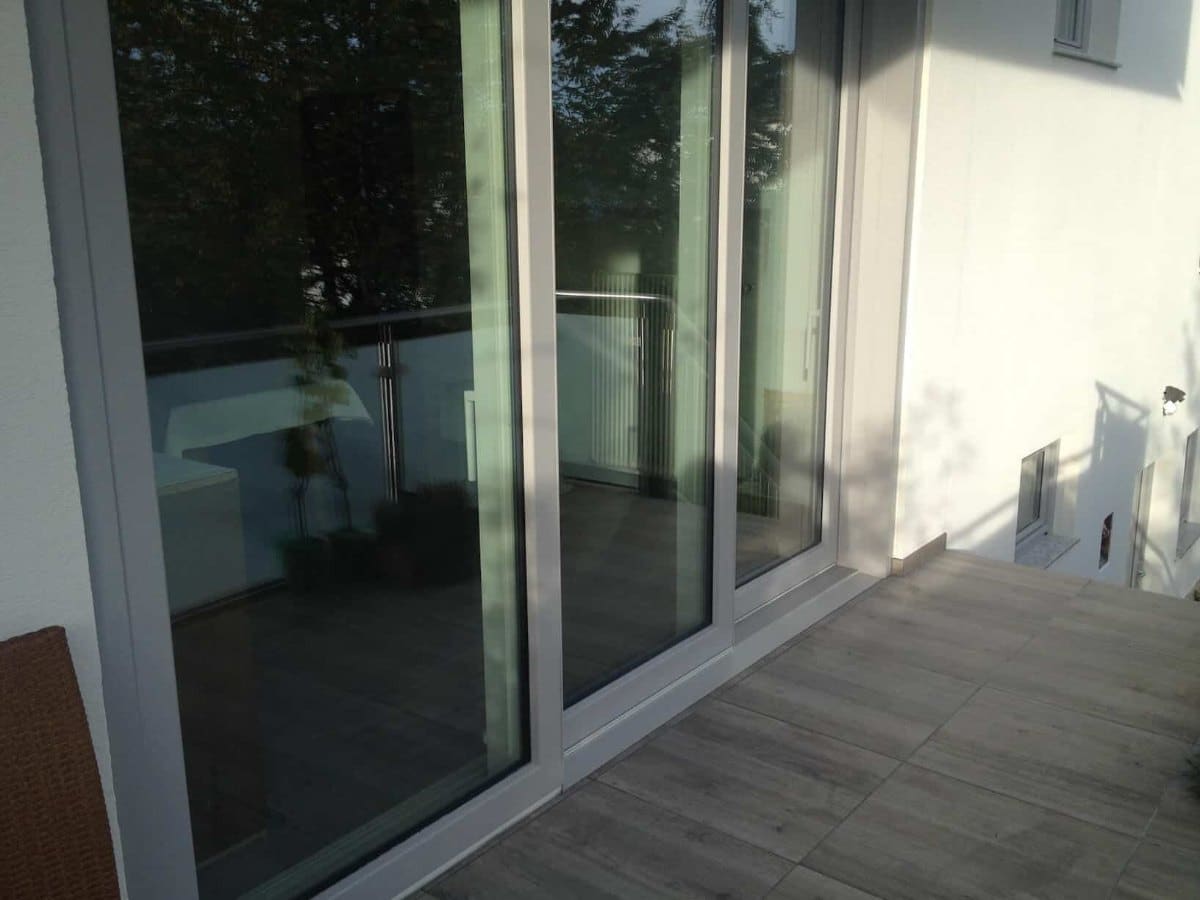 Dreiteilige Hebeschiebetür in Aluminium mit 3-fach-Verglasung Ug 0,6 als Terrassen Schiebetür, montiert von Fenster-Schmidinger