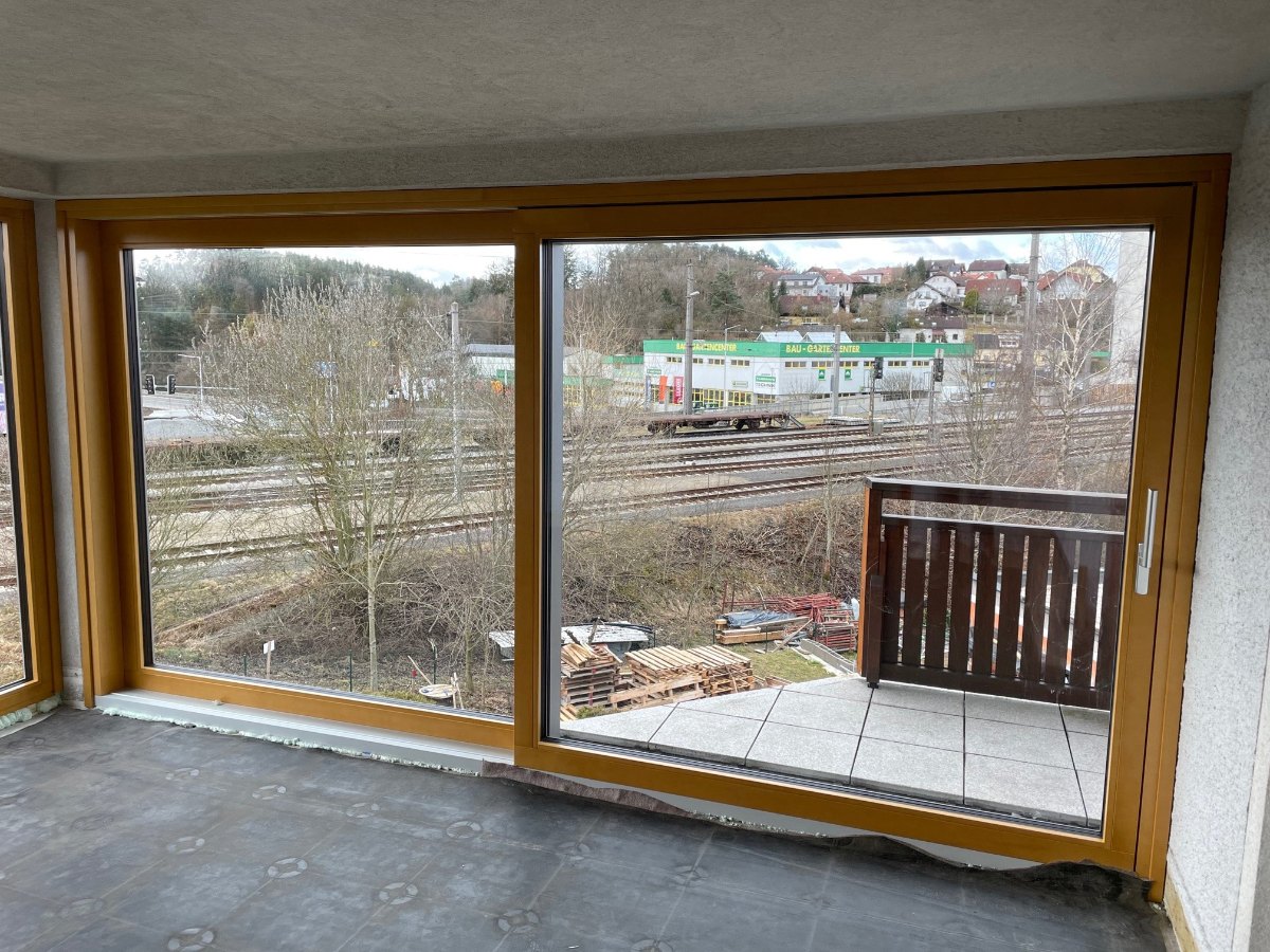 Hebeschiebetür in Holz-Alu als Terrassen Schiebetür in Hagenberg im Mühlviertel, Innenansicht mit Blick auf die Terrasse