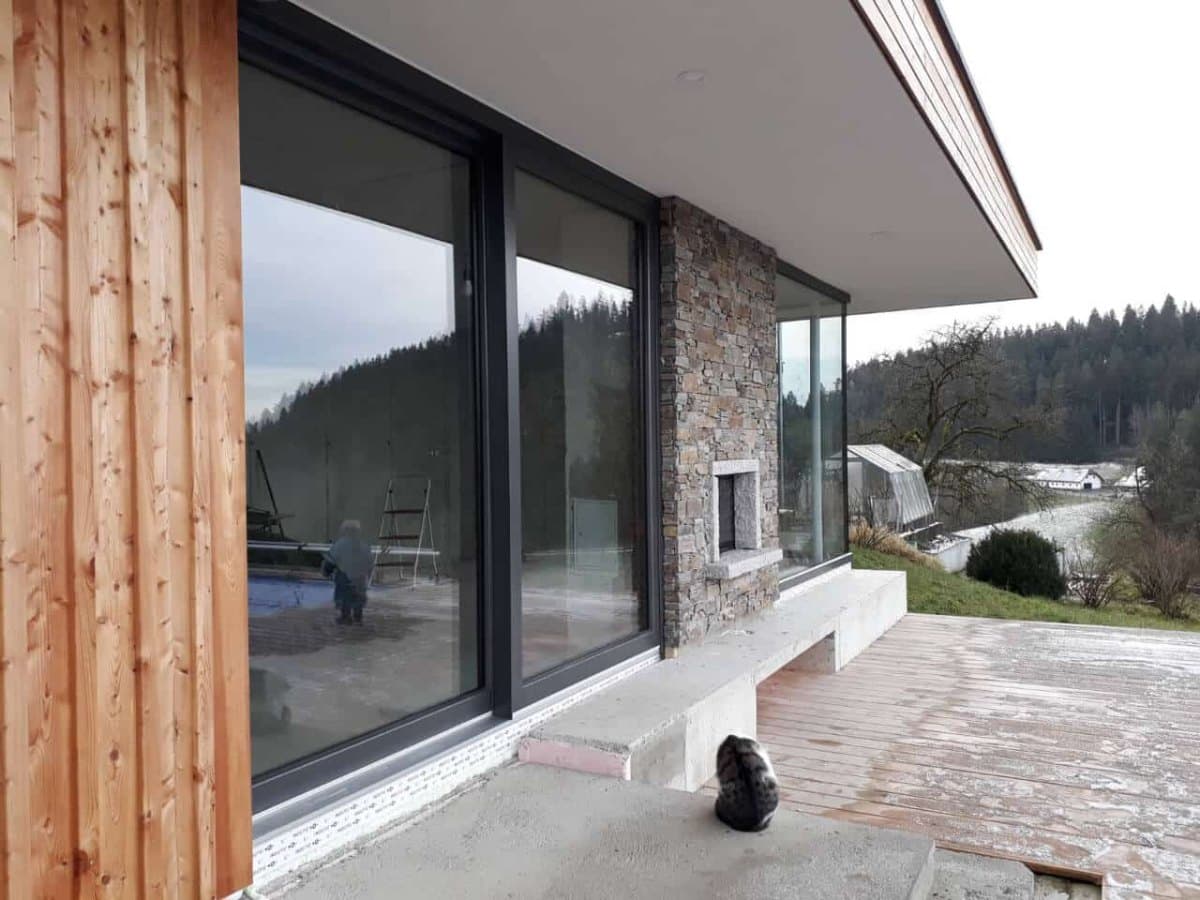 Hebeschiebetür in Kunststoff-Alu in Grau als Terrassen Schiebetür an einem modernen Einfamilienhaus in Oberösterreich