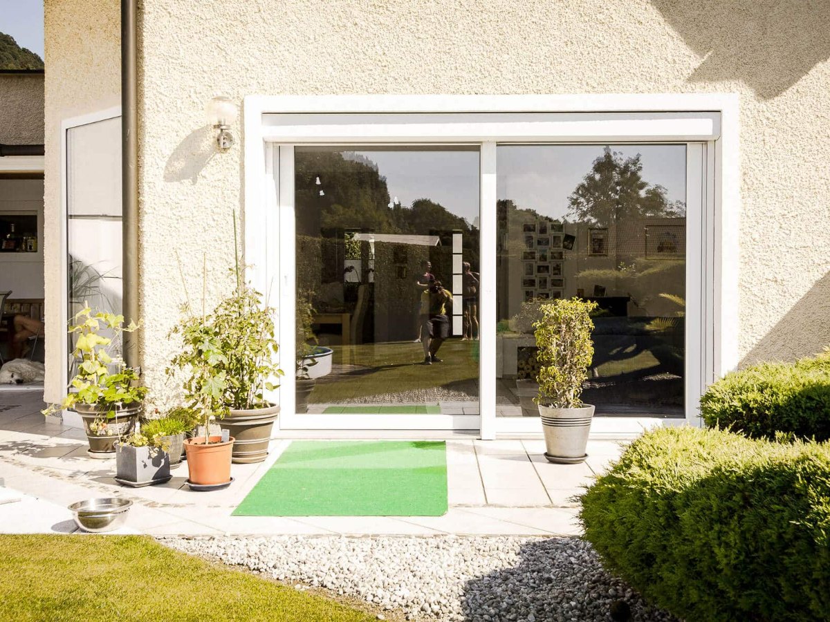 Hebeschiebetür in Kunststoff Weiß als Terrassen Schiebetür an einem Einfamilienhaus, Außenansicht von der Terrasse