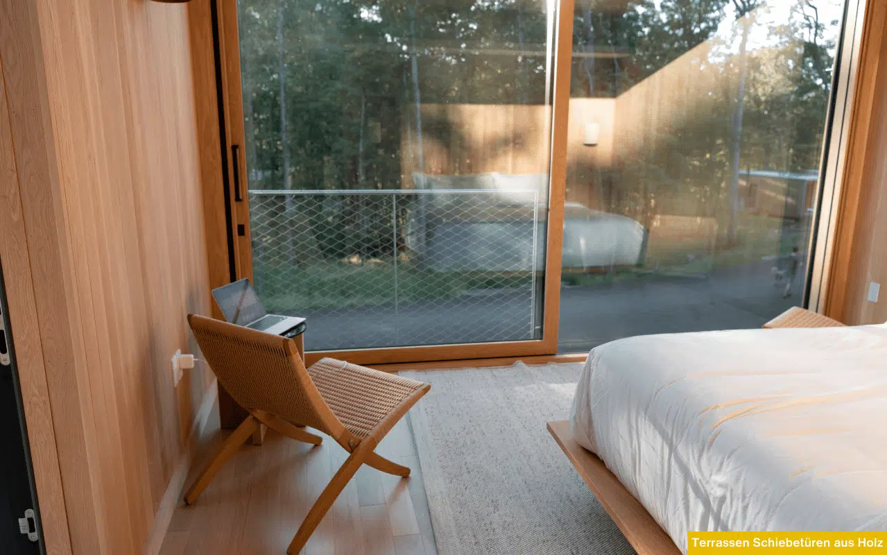 Terrassen Schiebetüren aus Holz mit großer Glasfläche schaffen einen hellen Übergang zwischen Innenraum und Garten