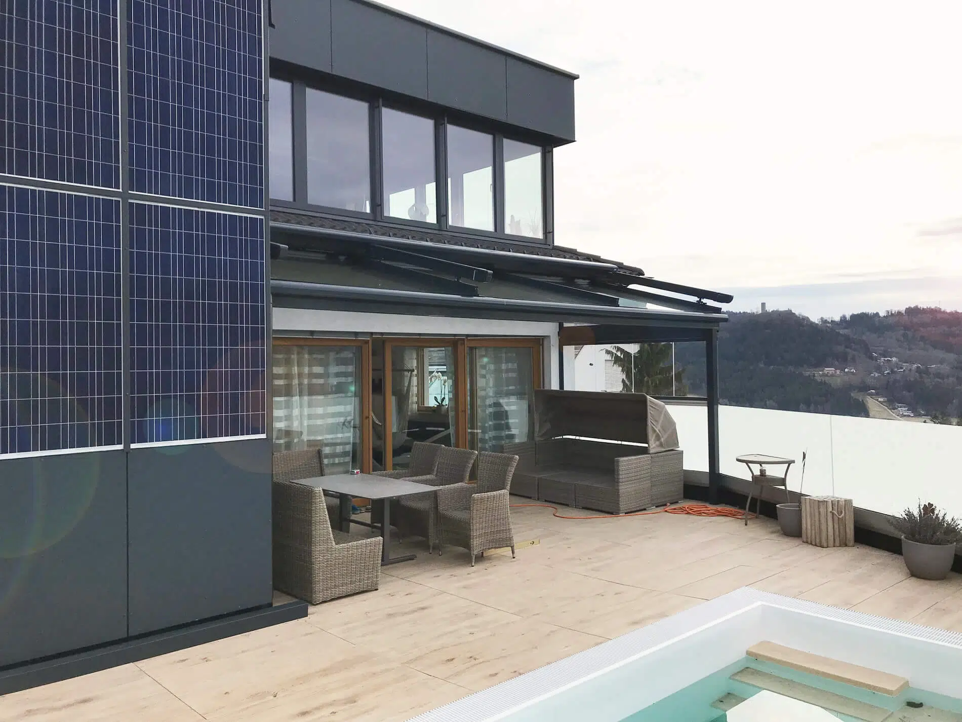 Terrassendach mit Glasdachmarkise und seitlicher Schiebeverglasung - Farbe anthrazit