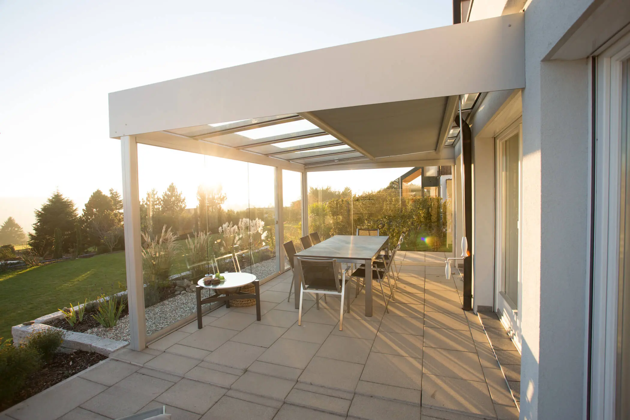 Terrassenglasdach mit Glasschiebetüren für Außenbereich und Unterglasmarkise