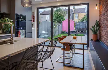 Moderne Wohnraumgestaltung mit Faltsystem-Terrassentür. Jetzt bei Fenster-Schmidinger Terrassentüren kaufen und einbauen lassen.