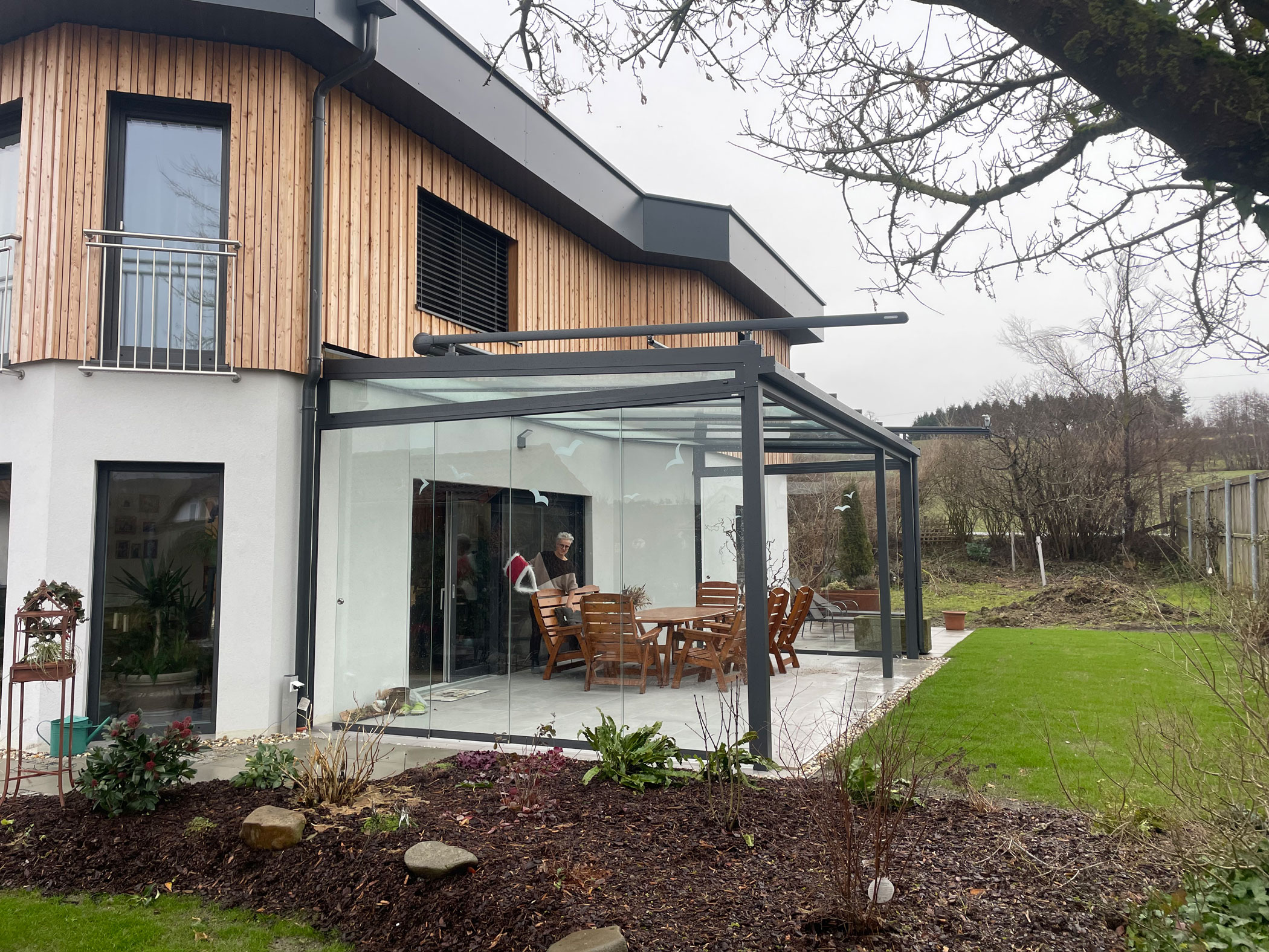 Terrassenüberdachung Alu anthrazitgrau mit Teilverglasung