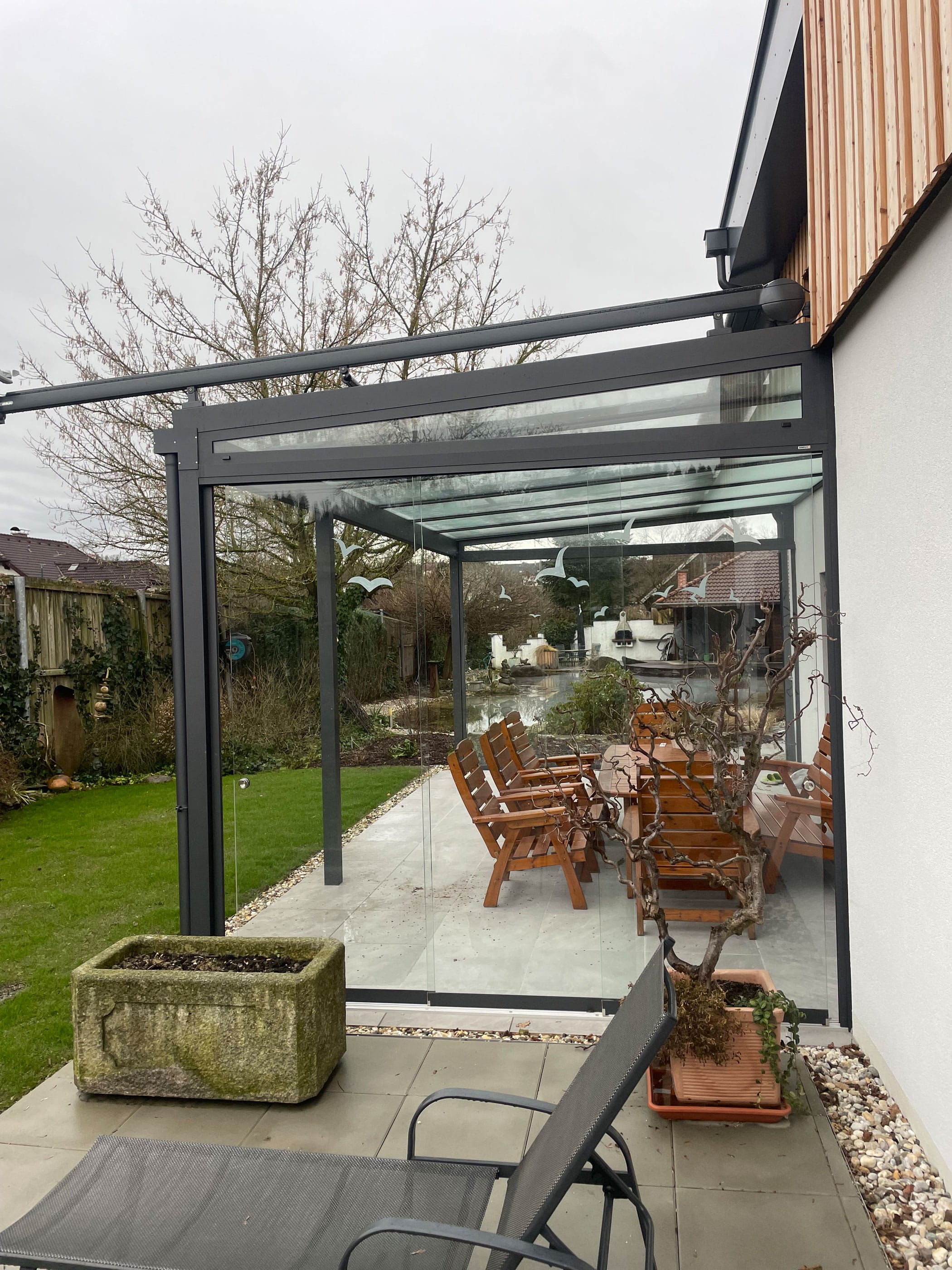 Terrassenüberdachung Alu anthrazitgrau und zwei Schiebewänden