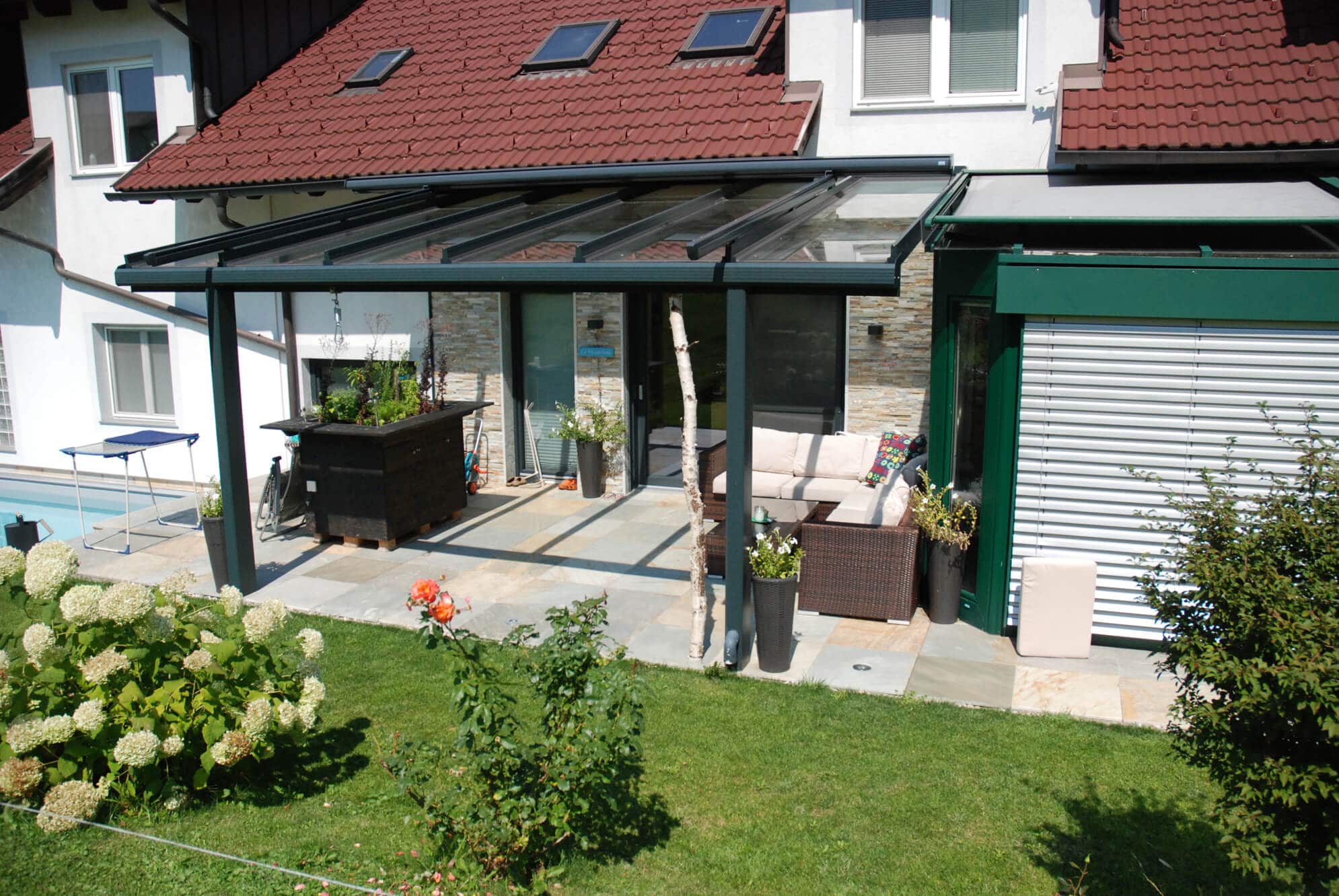 Terrassenüberdachung Alu in anthrazit und Glas in Oberösterreich montiert