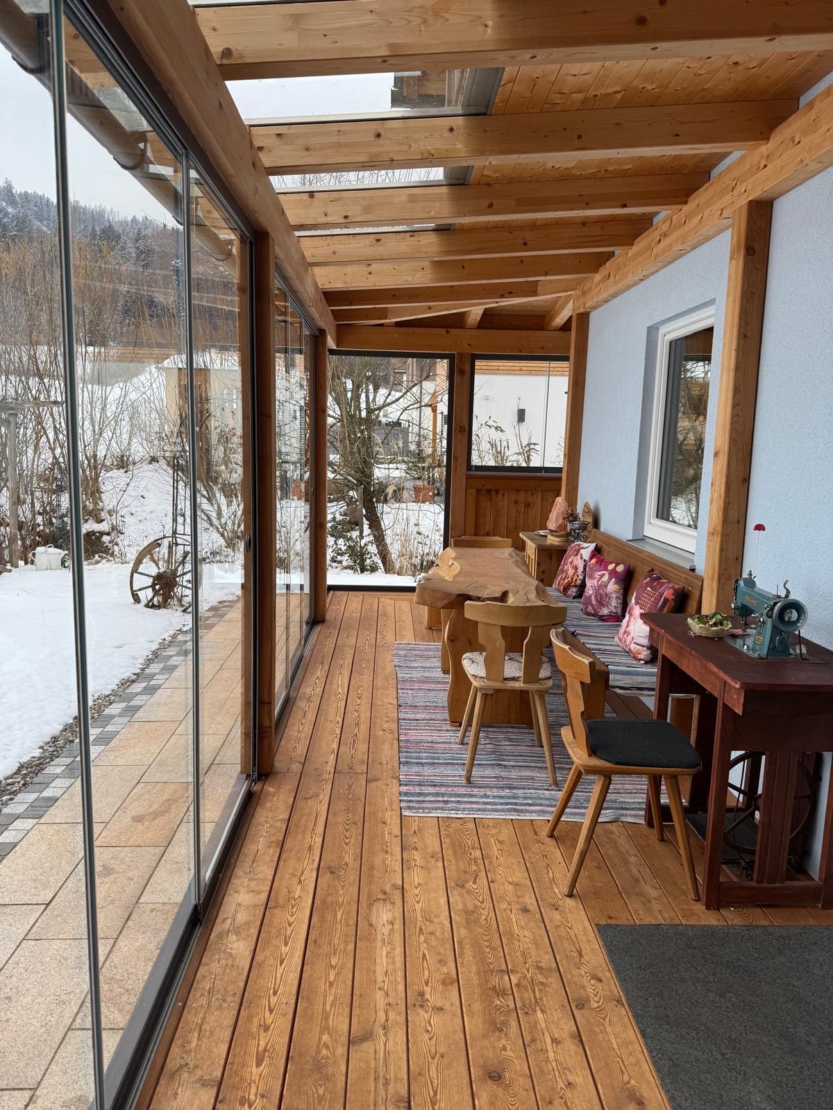 Terrassenüberdachung aus Holz mit SF20 Glassystem ausgestattet