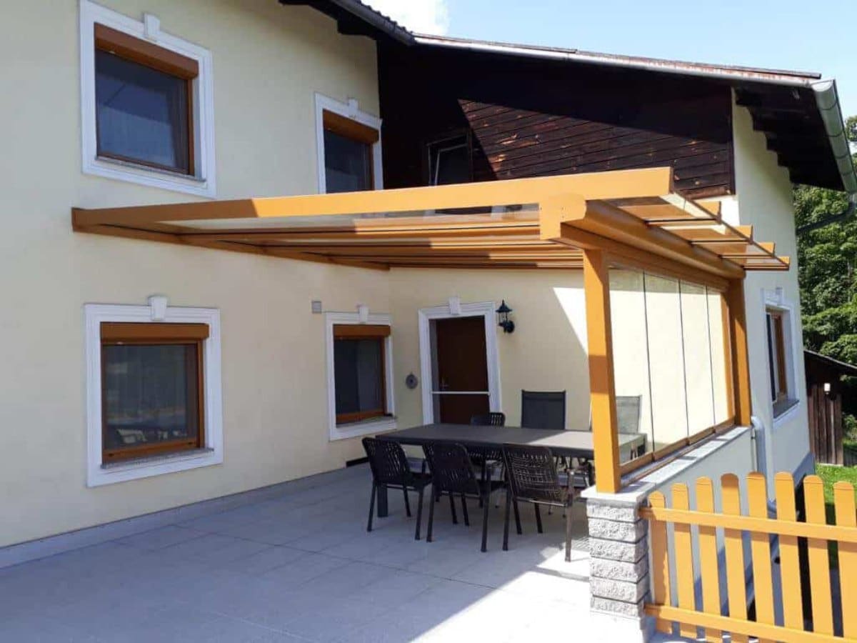 Terrassenüberdachung in Braun mit seitlicher Verglasung, Referenz von Fenster-Schmidinger