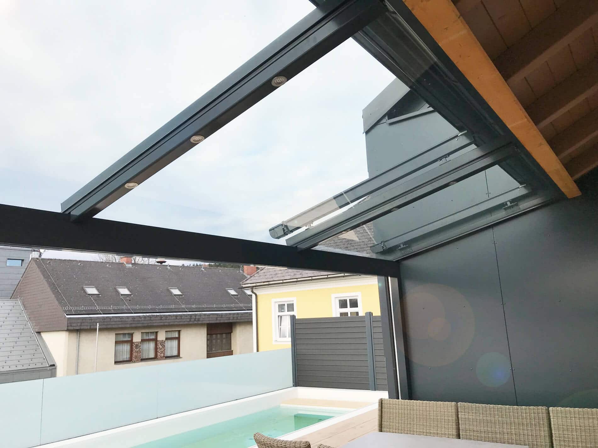 Terrassenüberdachung mit LED Leuchten und Dach-Glas - Farbe RAL 7016 anthrazit