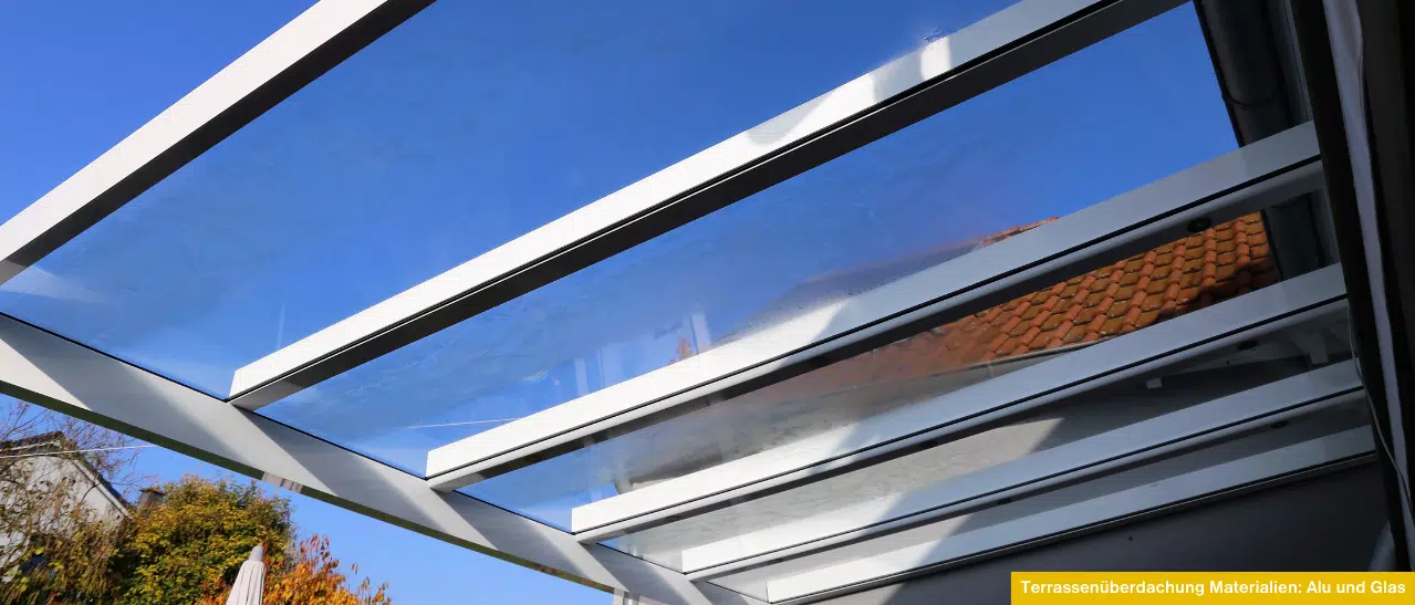 Terrassenüberdachung Materialien beeinflussen die Kosten – Aluminium und Glas sind langlebig, witterungsbeständig und ästhetisch.