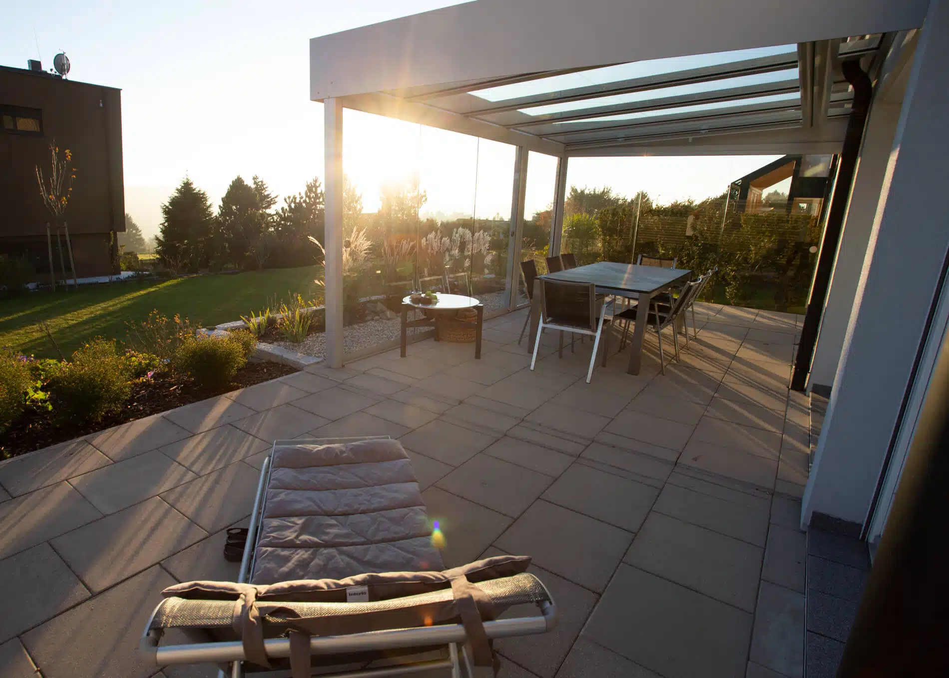 Terrassenüberdachung mit beweglichen Glastüren