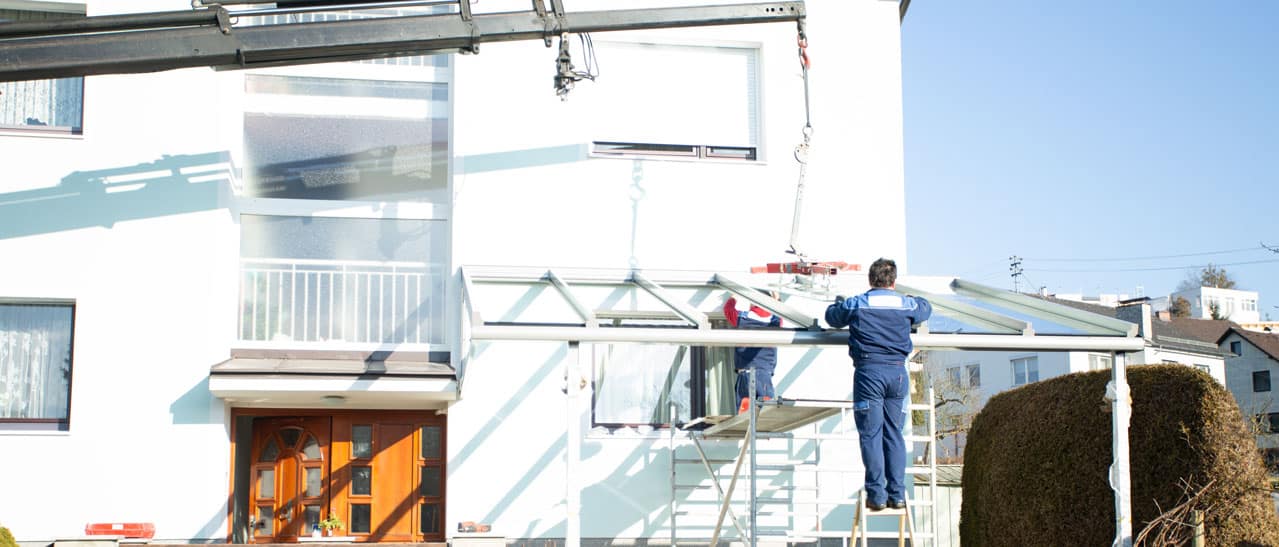 Terrassenüberdachung aus Aluminium mit Montage