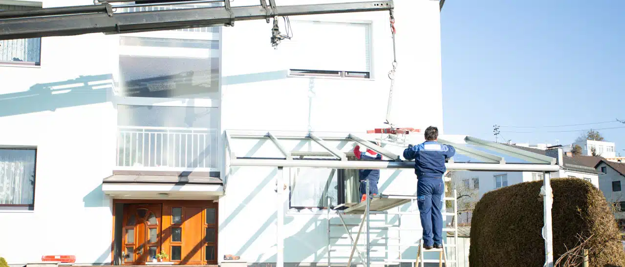 Terrassenüberdachung aus Aluminium mit Montage