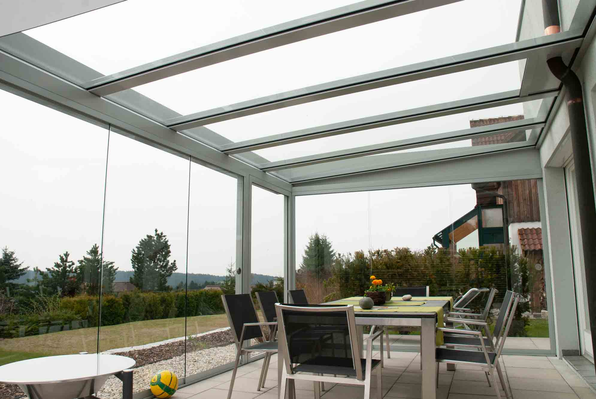 Terrassenüberdachung mit Seitenwänden aus Glas