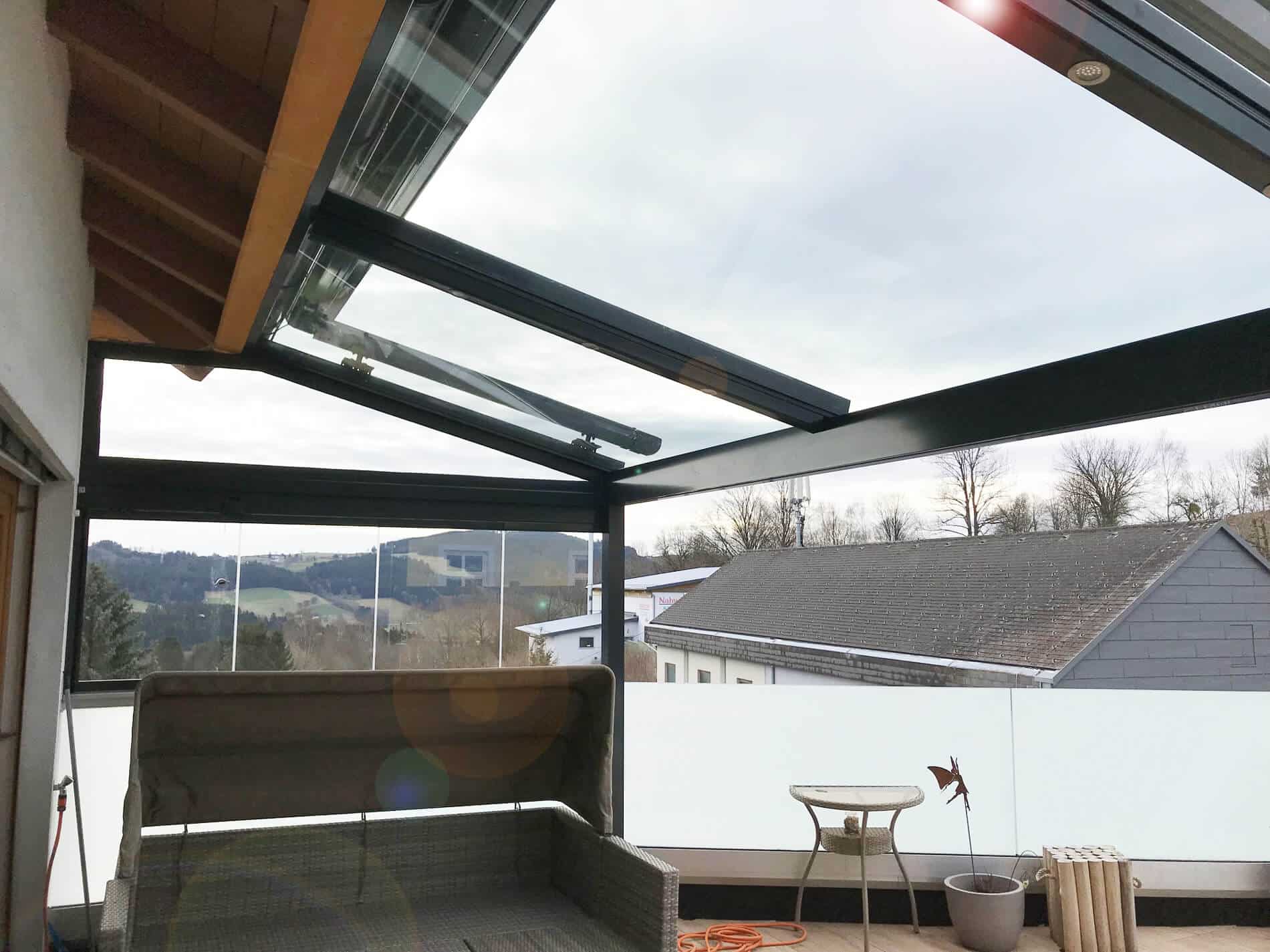 Terrassenüberdachung mit seitlichem Windschutz Sunflex SF 25