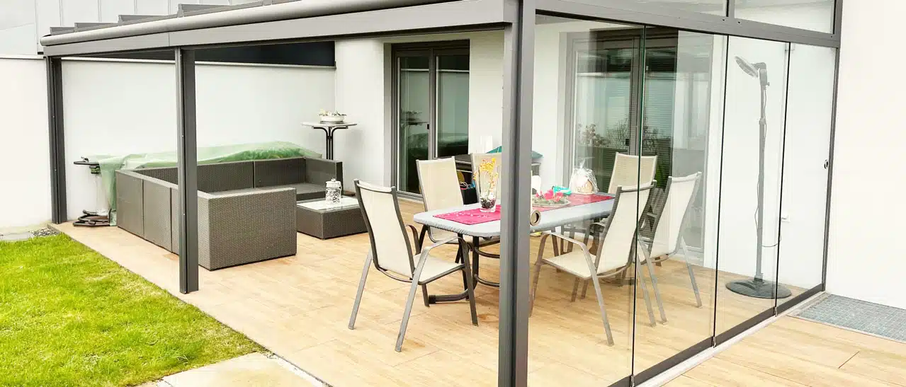 Terrassenüberdachung mit seitlichem Windschutz