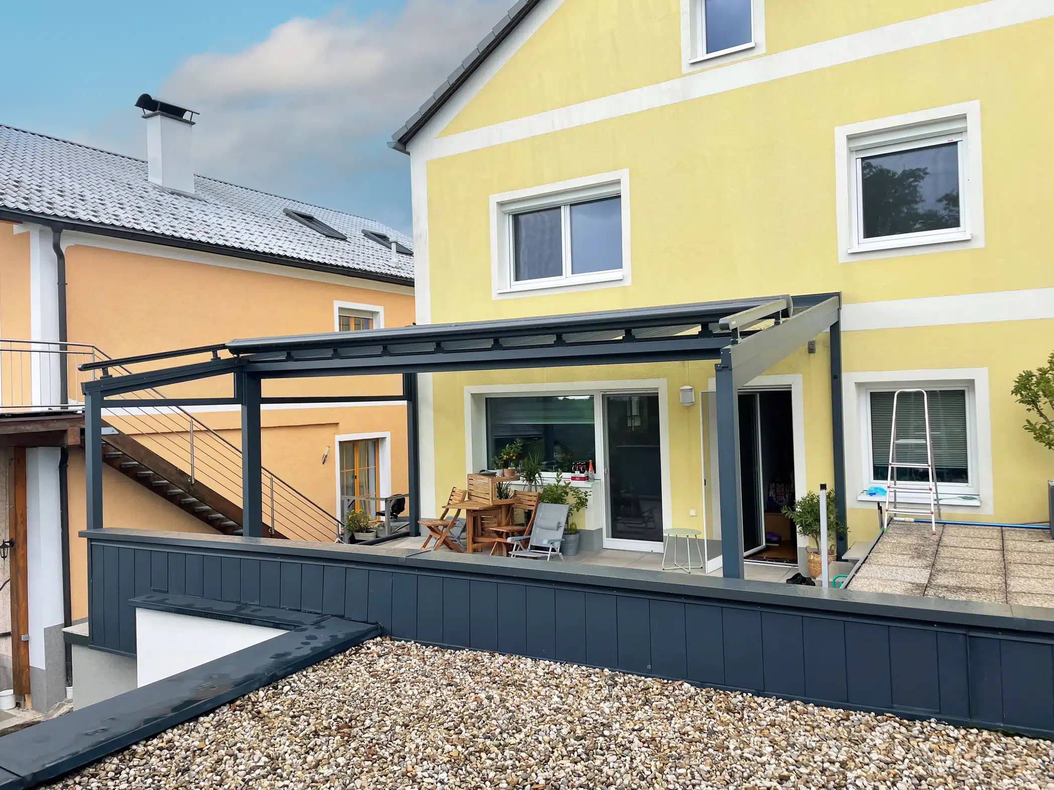 Terrassenüberdachung mit semitransparenten Solarmodulen in Urfahr-Umgebung montiert