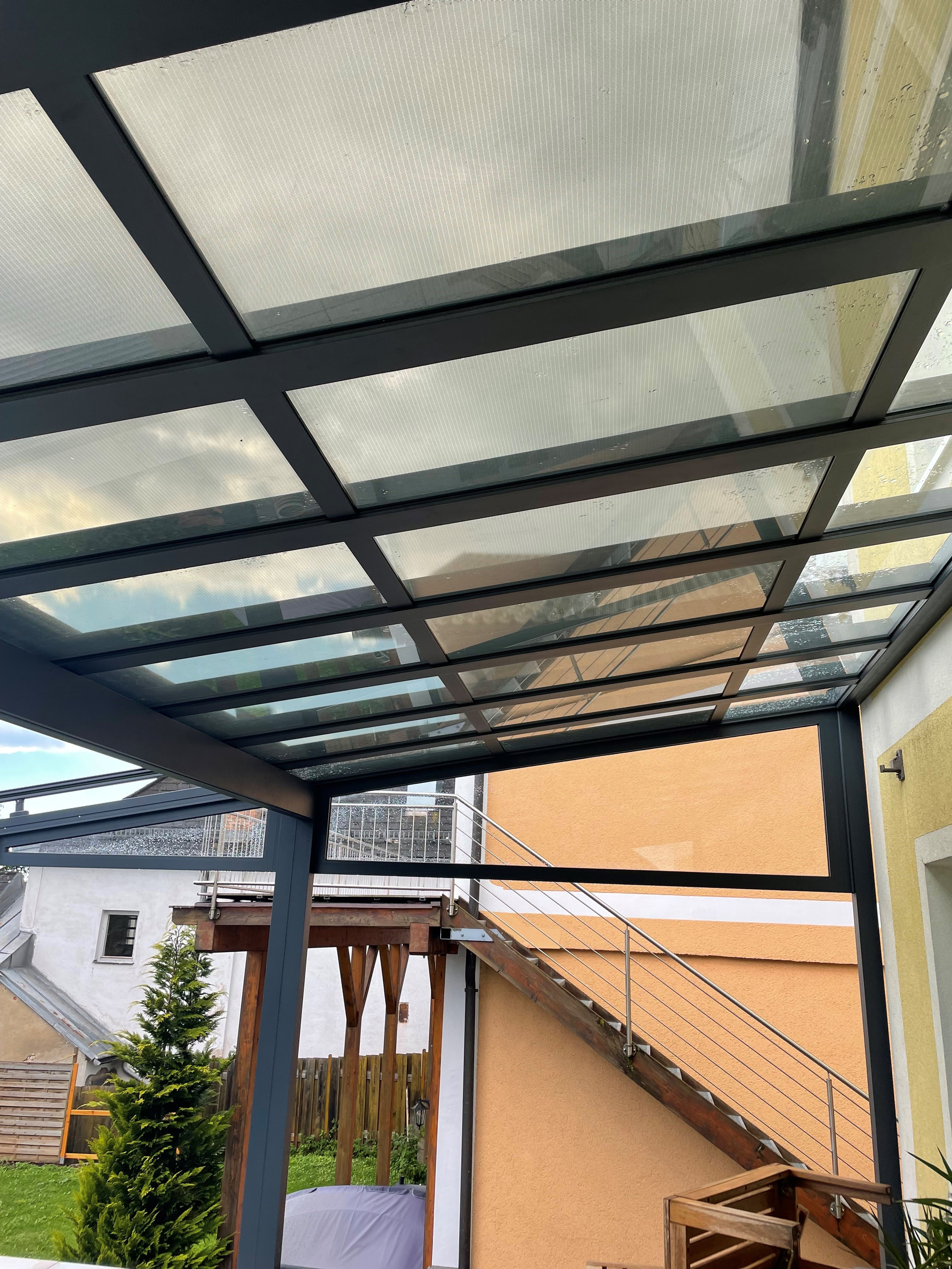 Terrassenüberdachung mit Solarmodulen nach Maß gefertigt