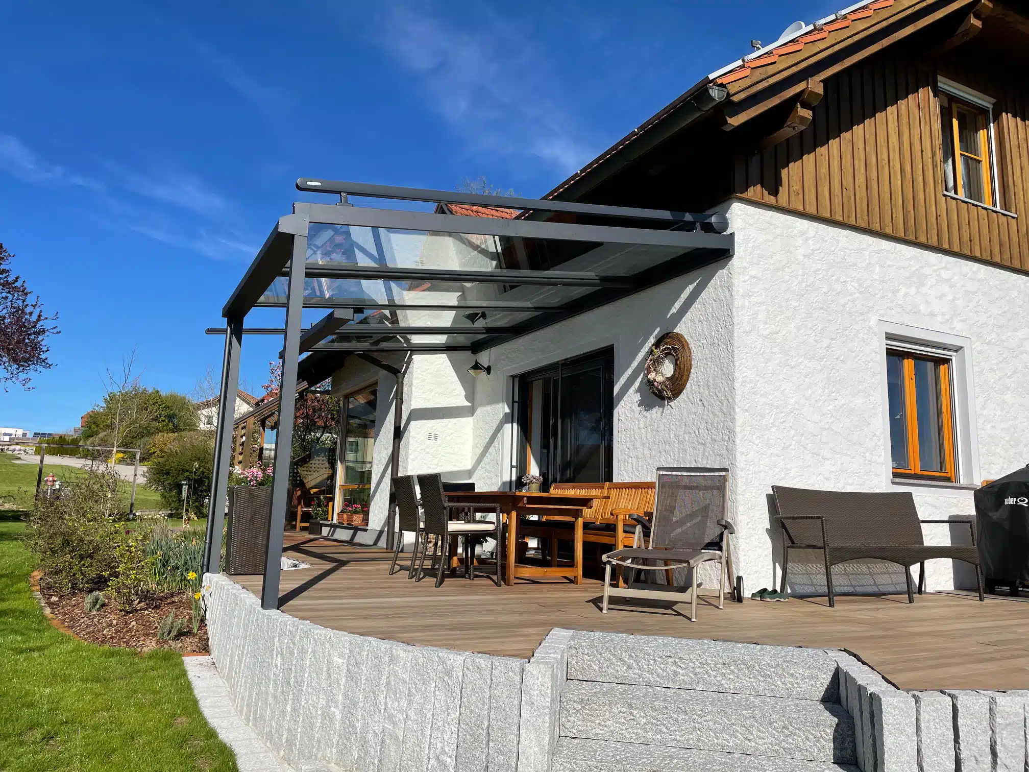 Terrassenüberdachung mit Sonnenschutz auf dem Glas