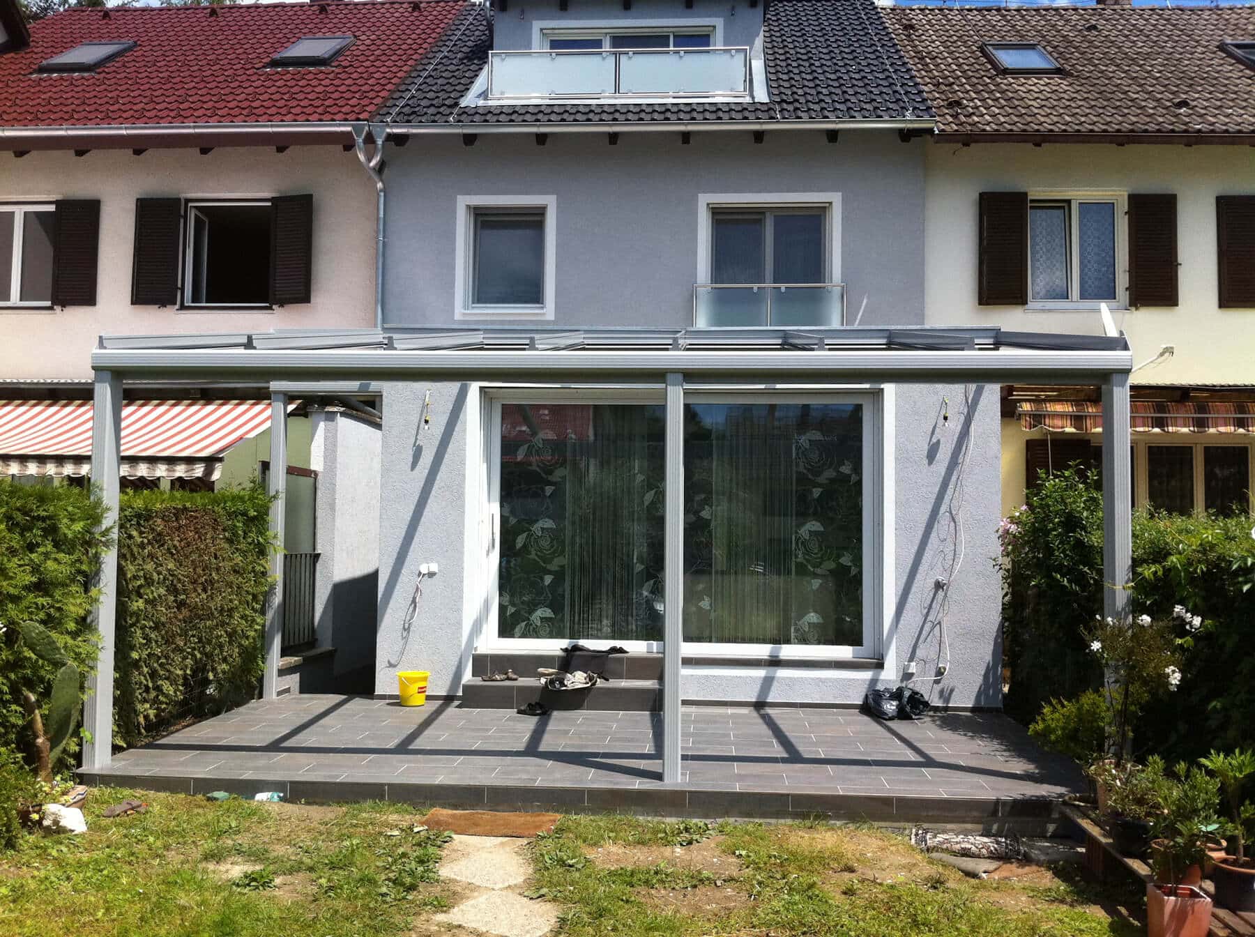 Terrassenüberdachung nach Maß für Reihenhaus