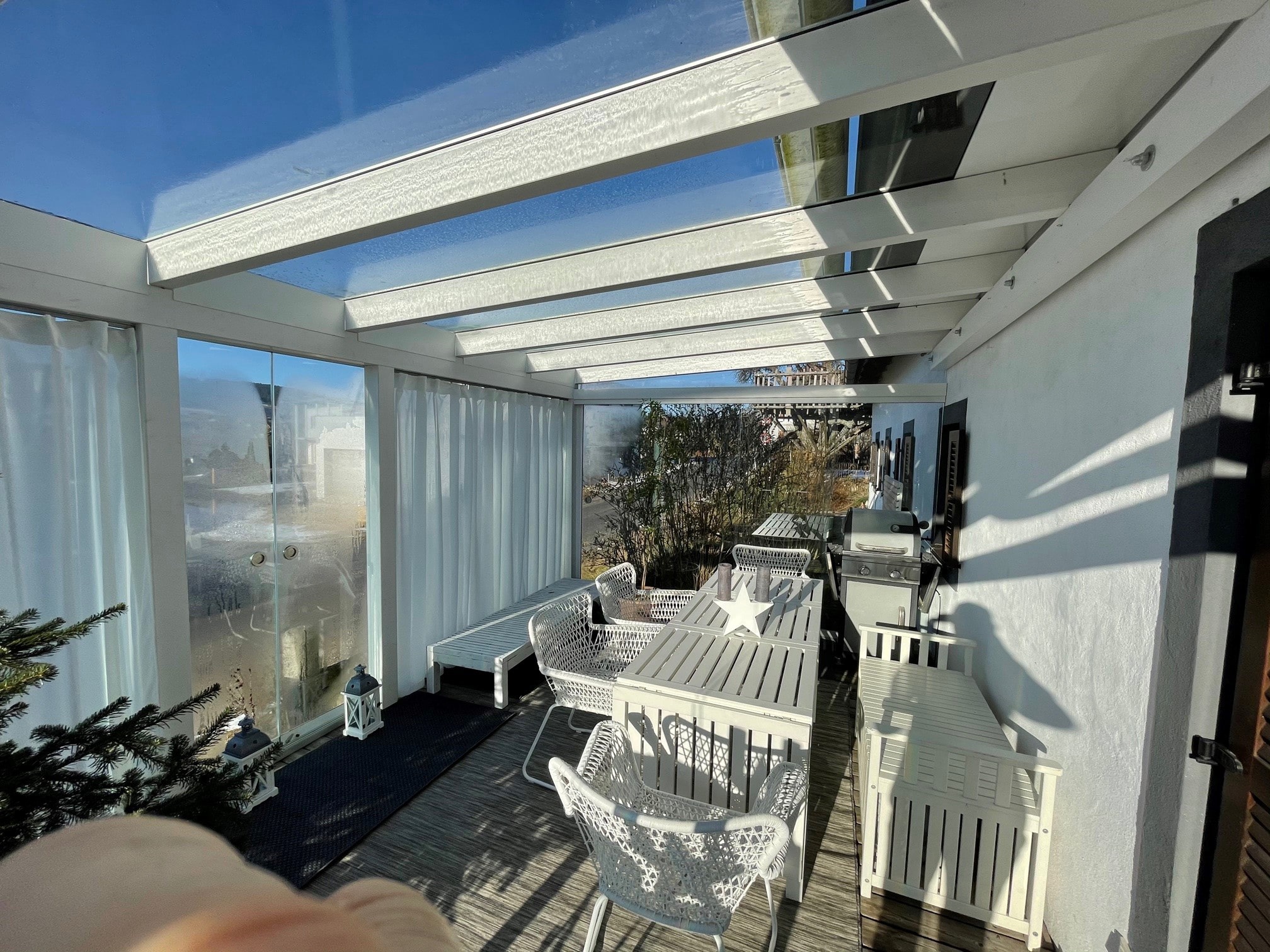 Terrassenüberdachung nachträglich mit Schiebetüren schließen