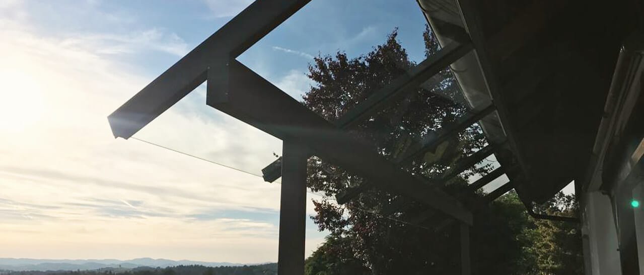 Terrassenüberdachung Planung Oberösterreich mit Fenster-Schmidinger - hier sehen Sie eine realisierte Terrassenüberdachung aus Alu und Glas.