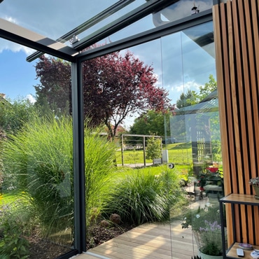 Terrassenüberdachung seitlich mit Glas schließen