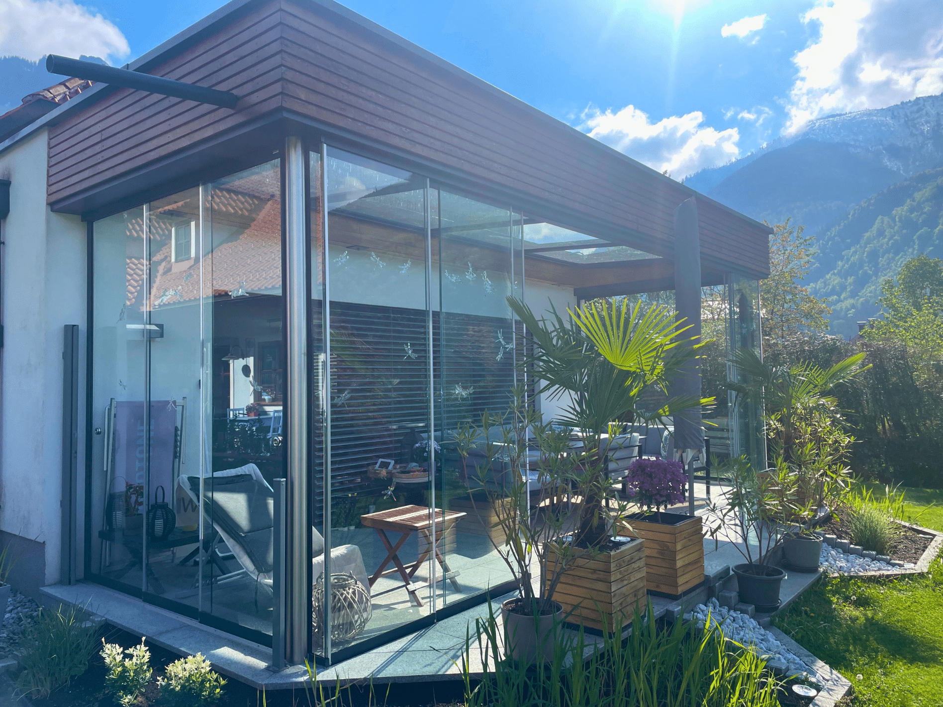 Terrassenüberdachung seitlich schließen mit Glasschiebewand