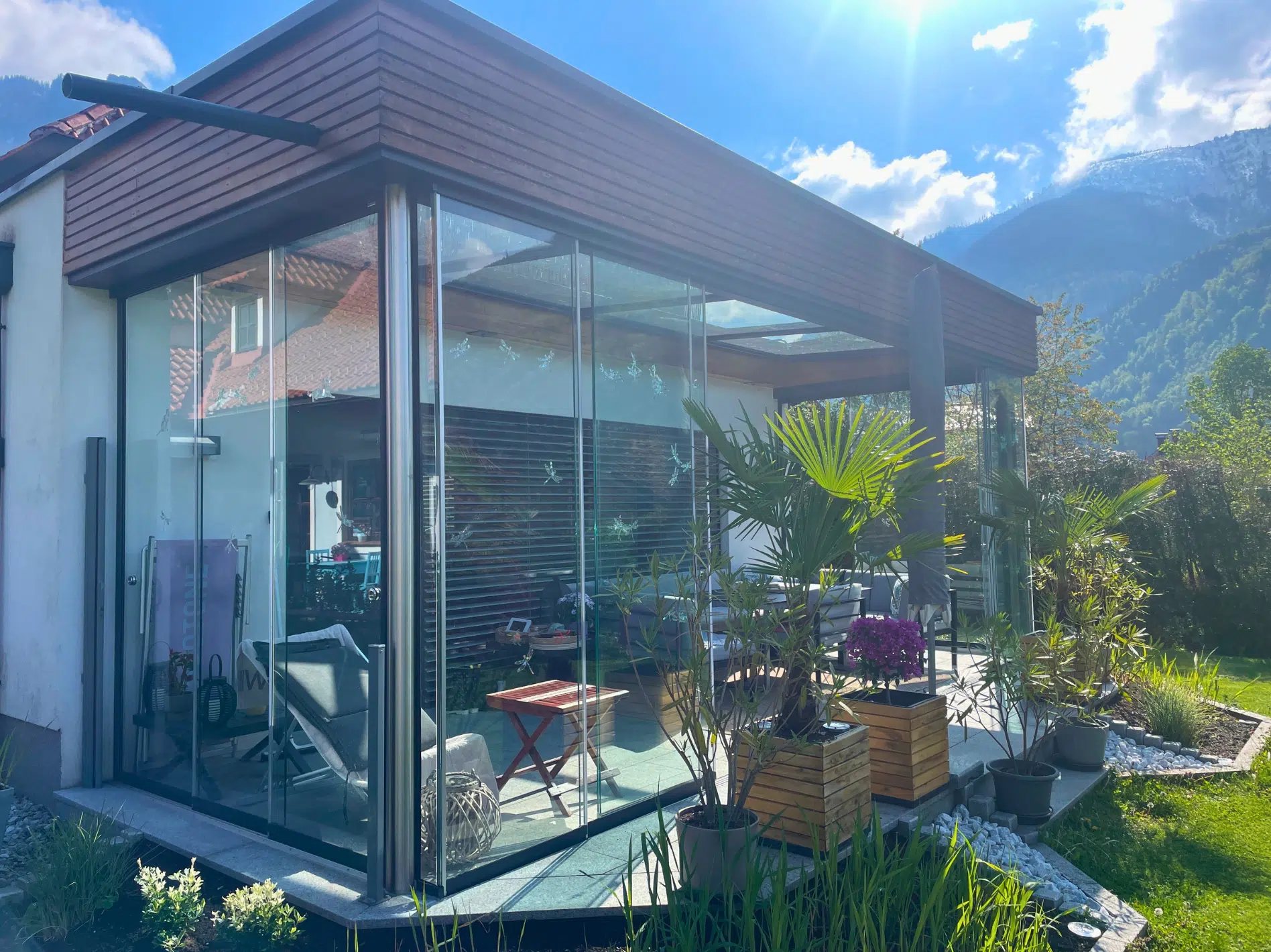 Terrassenüberdachung seitlich schließen mit Glasschiebewand